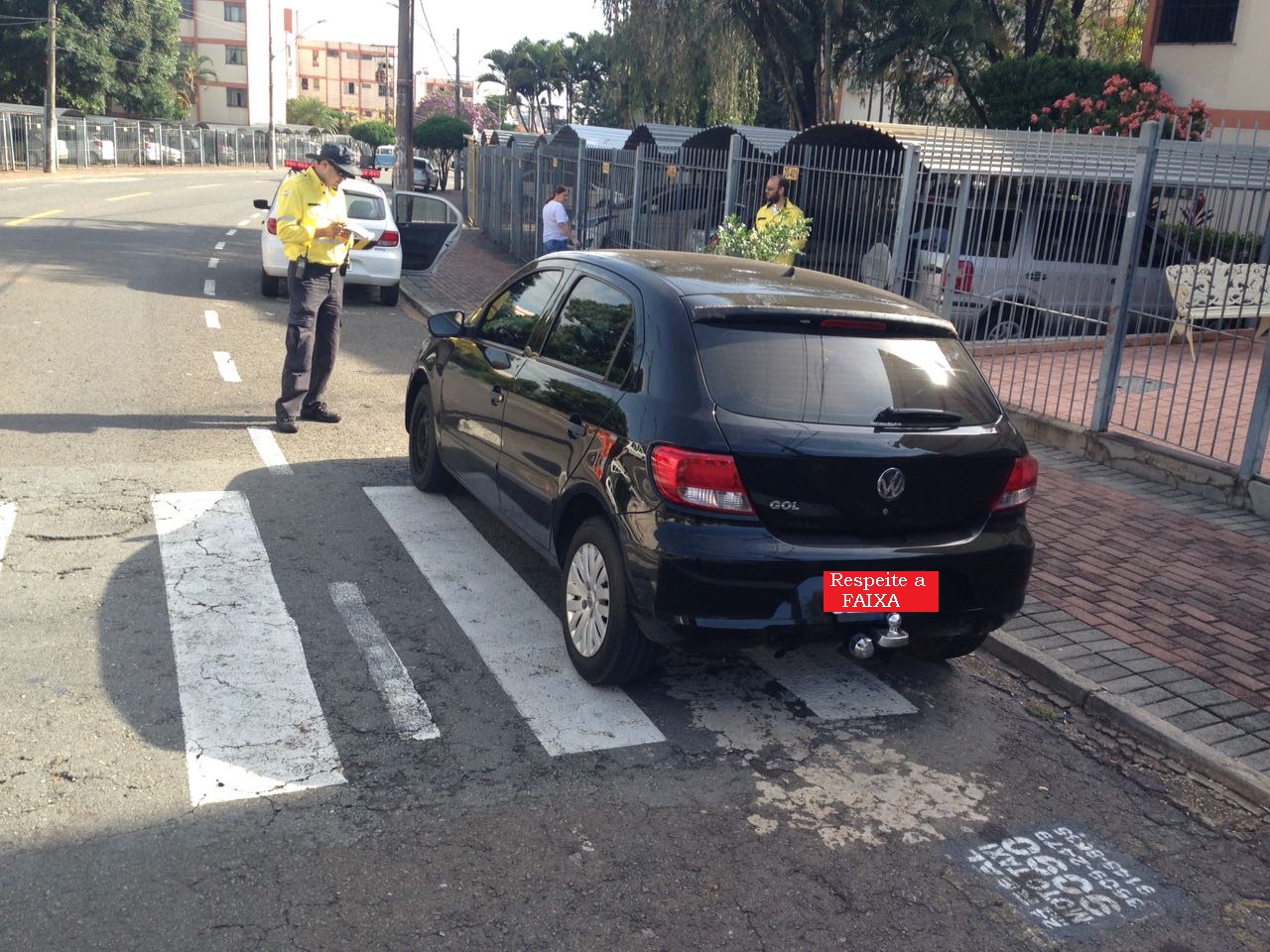 Estacionar Em Calçadas, Jardins, Faixas De Pedestres, Etc – Art. 181, VIII – Condutor Devidamente Abordado, Parou Apenas Por Alguns Minutos No Local.